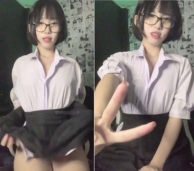 Sex học sinh vú nhỏ với lồn không lông kích thích